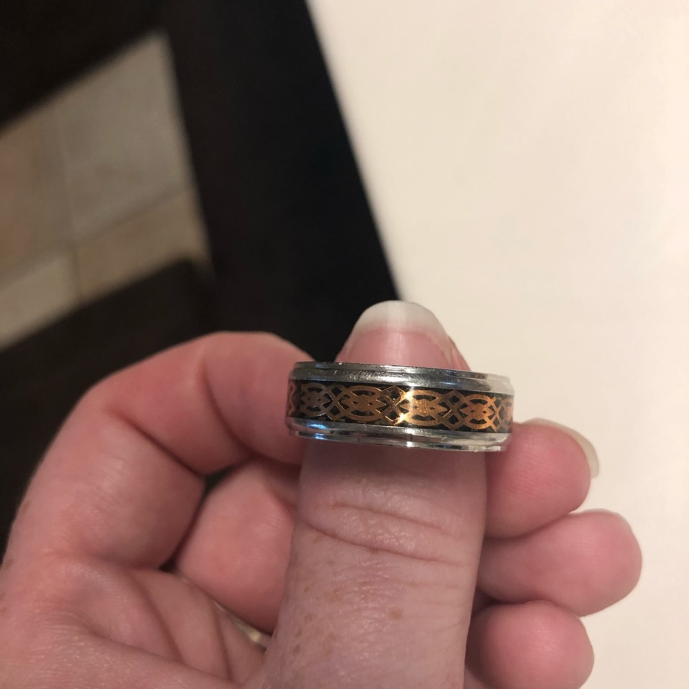 Man’s Wedding Ring - image 1